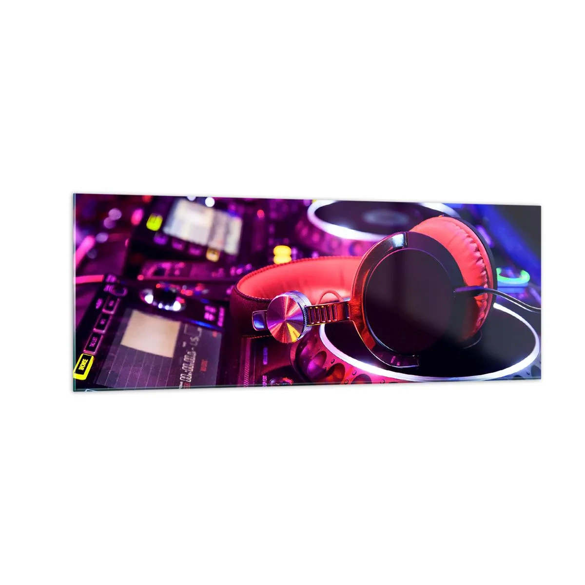 Obraz na szkle - Słuchawki DJ na konsolecie w neonowym oświetleniu - 140x50cm - Zanim się zacznie zabawa - Nowoczesna dekoracja ścienna do salonu i sypialni ARTTOR