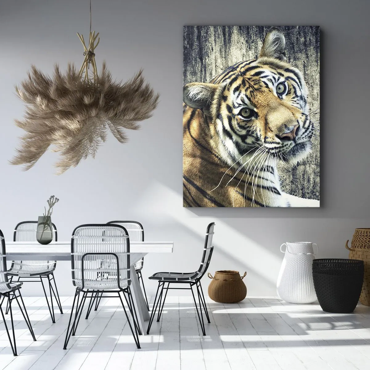 Obraz na płótnie - Tygrys leżący na tle surowej tekstury ściany - 70x100cm - Portret w strugach światła - Nowoczesna dekoracja ścienna do salonu i sypialni ARTTOR