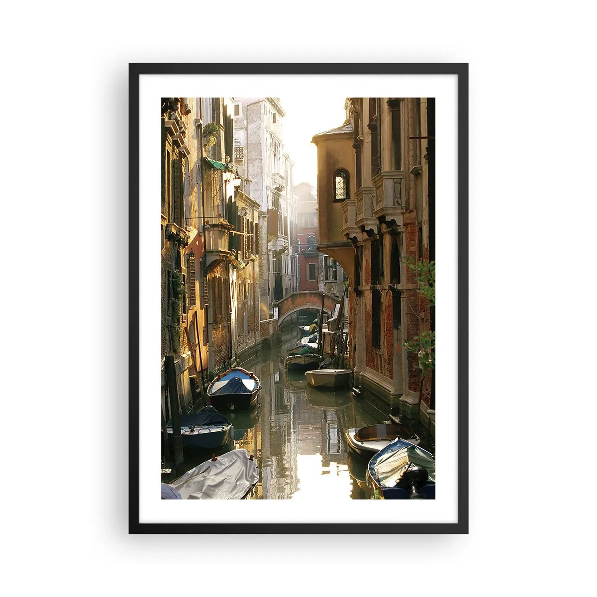 Plakat w czarnej ramie - Kanał wenecki otoczony zabytkowymi kamienicami - 50x70cm - W weneckim zaułku - Nowoczesna dekoracja ścienna do salonu i sypialni ARTTOR