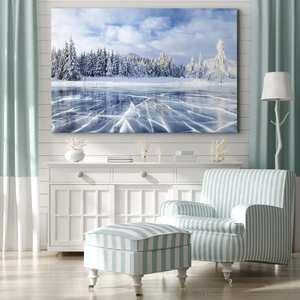 Obraz na płótnie - Zamarznięte jezioro otoczone zaśnieżonym lasem - 70x50cm - Olśniewający i krystaliczny widok - Nowoczesna dekoracja ścienna do salonu i sypialni ARTTOR