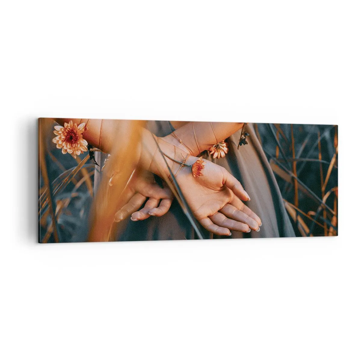 Obraz na płótnie - Zmysłowe dłonie z kwiatami w naturalnym otoczeniu - 140x50cm - Związana z naturą - Nowoczesna dekoracja ścienna do salonu i sypialni ARTTOR
