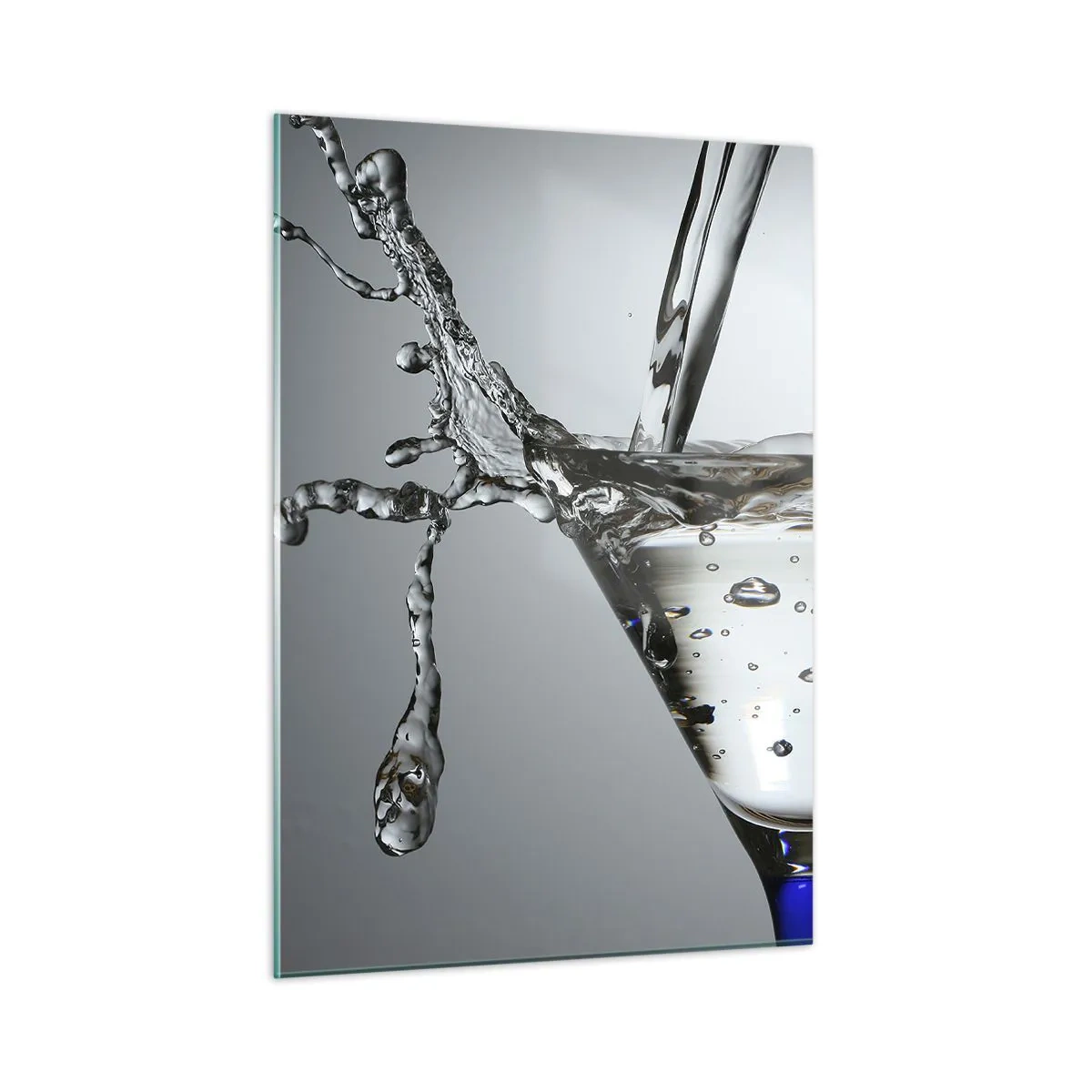 Obraz na szkle - Płyn w szklance martini rozpryskujący się na szarym tle - 50x70cm - Nad brzegiem pucharu - Nowoczesna dekoracja ścienna do salonu, kuchni i sypialni ARTTOR