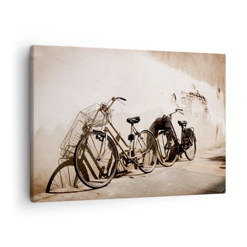 Obraz na płótnie - Dwa rowery oparte o starą ścianę w stylu retro - 70x50cm - Niezapomniany urok przeszłości - Nowoczesna dekoracja ścienna do salonu i sypialni ARTTOR