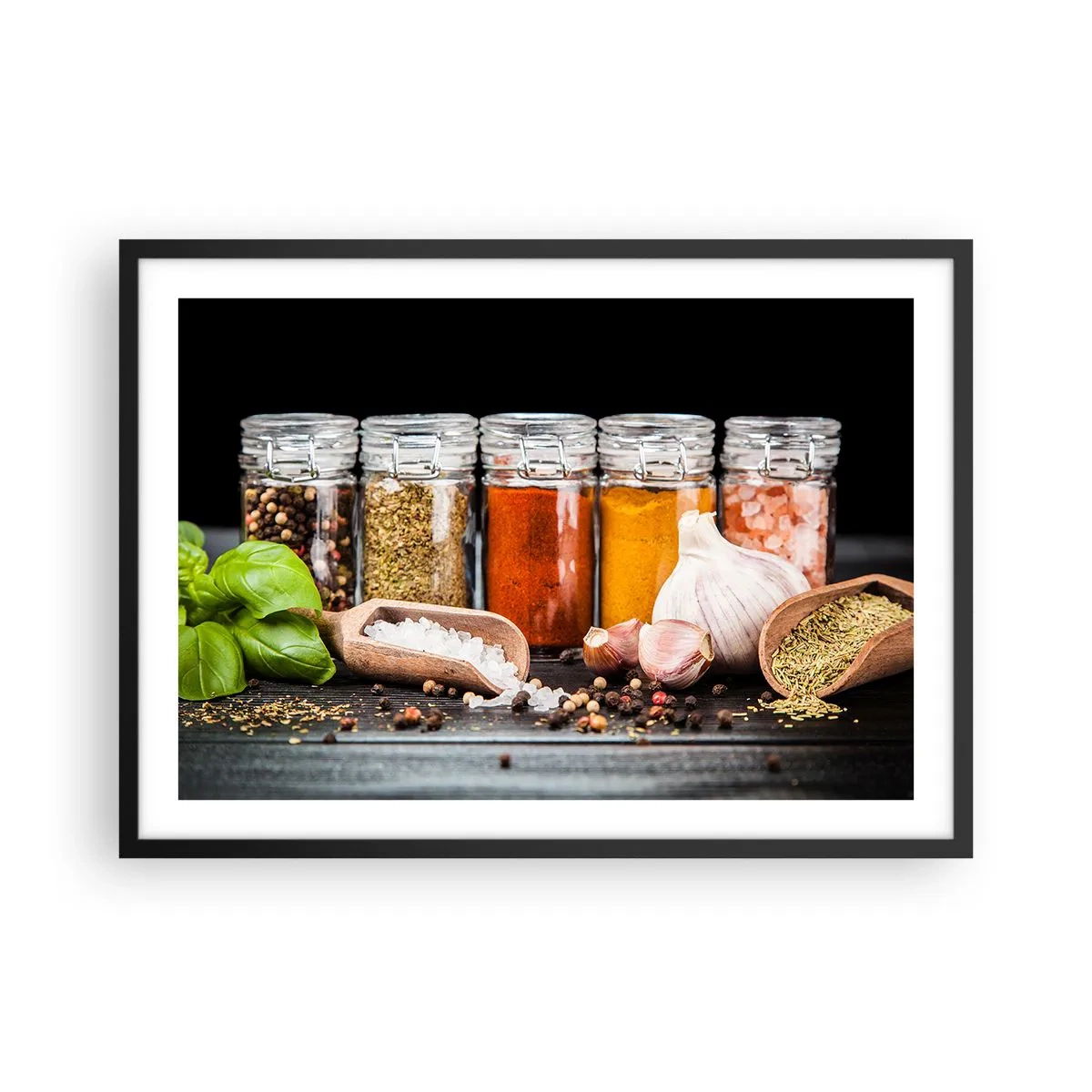 Plakat w czarnej ramie - Zioła i przyprawy w szklanych słoikach na ciemnym tle - 70x50cm - Żeby życie miało smak - Nowoczesna dekoracja ścienna do salonu i sypialni ARTTOR