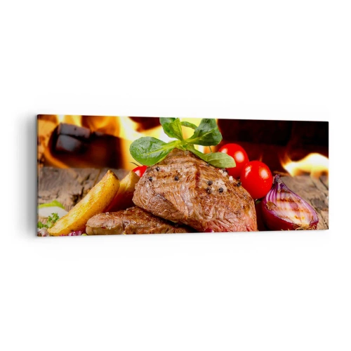 Obraz na płótnie - Grillowany stek z dodatkami na tle płomieni - 140x50cm - Wyczarowane żarem - Nowoczesna dekoracja ścienna do salonu i sypialni ARTTOR