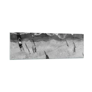 Obraz na szkle - Czarno-biały widok łodzi na plaży z lotu ptaka - 160x50cm - Jeszcze na brzegu… - Nowoczesna dekoracja ścienna do salonu i sypialni ARTTOR
