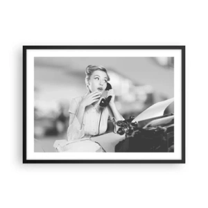 Plakat w czarnej ramie - Kobieta rozmawiająca przez telefon przy maszynie do pisania - 70x50cm - Halo, tu lata 50. - Nowoczesna dekoracja ścienna do salonu i sypialni ARTTOR