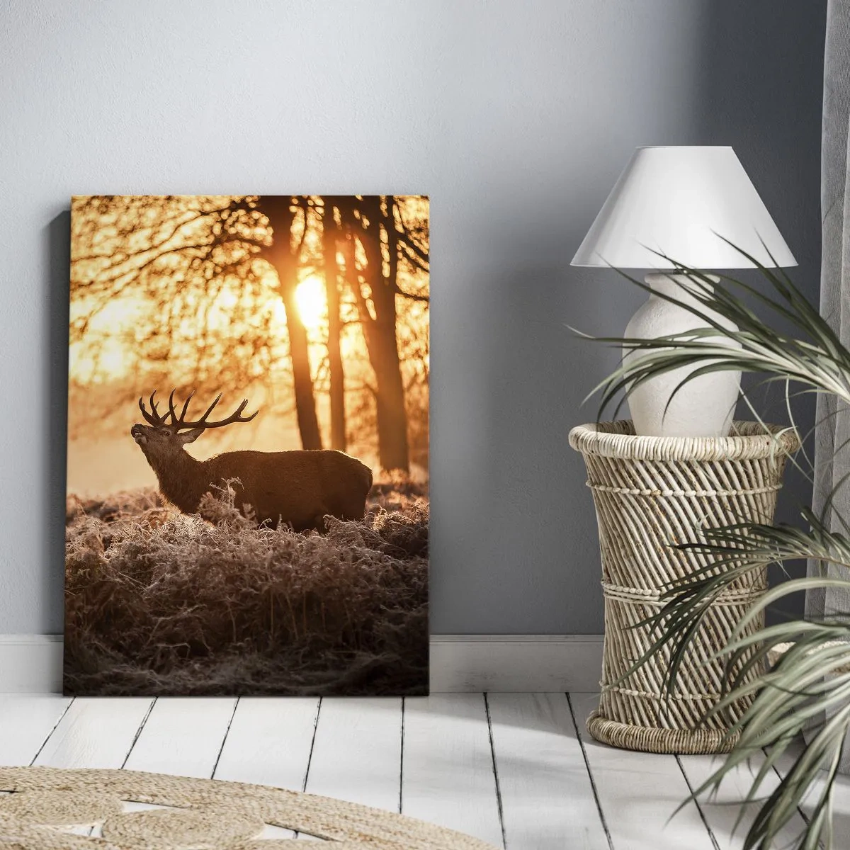 Obraz na płótnie - Jeleń w lesie o wschodzie słońca otoczony złotym światłem - 50x70cm - Marzenie myśliwego - Nowoczesna dekoracja ścienna do salonu, kuchni i sypialni ARTTOR