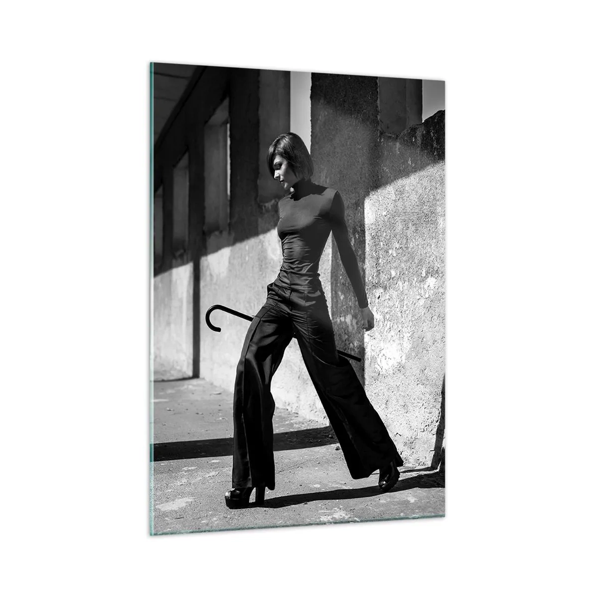 Obraz na szkle - Czarno-biała fotografia kobiety w eleganckim stroju w miejskim otoczeniu - 50x70cm - Miejska elegancja - Nowoczesna dekoracja ścienna do salonu, kuchni i sypialni ARTTOR