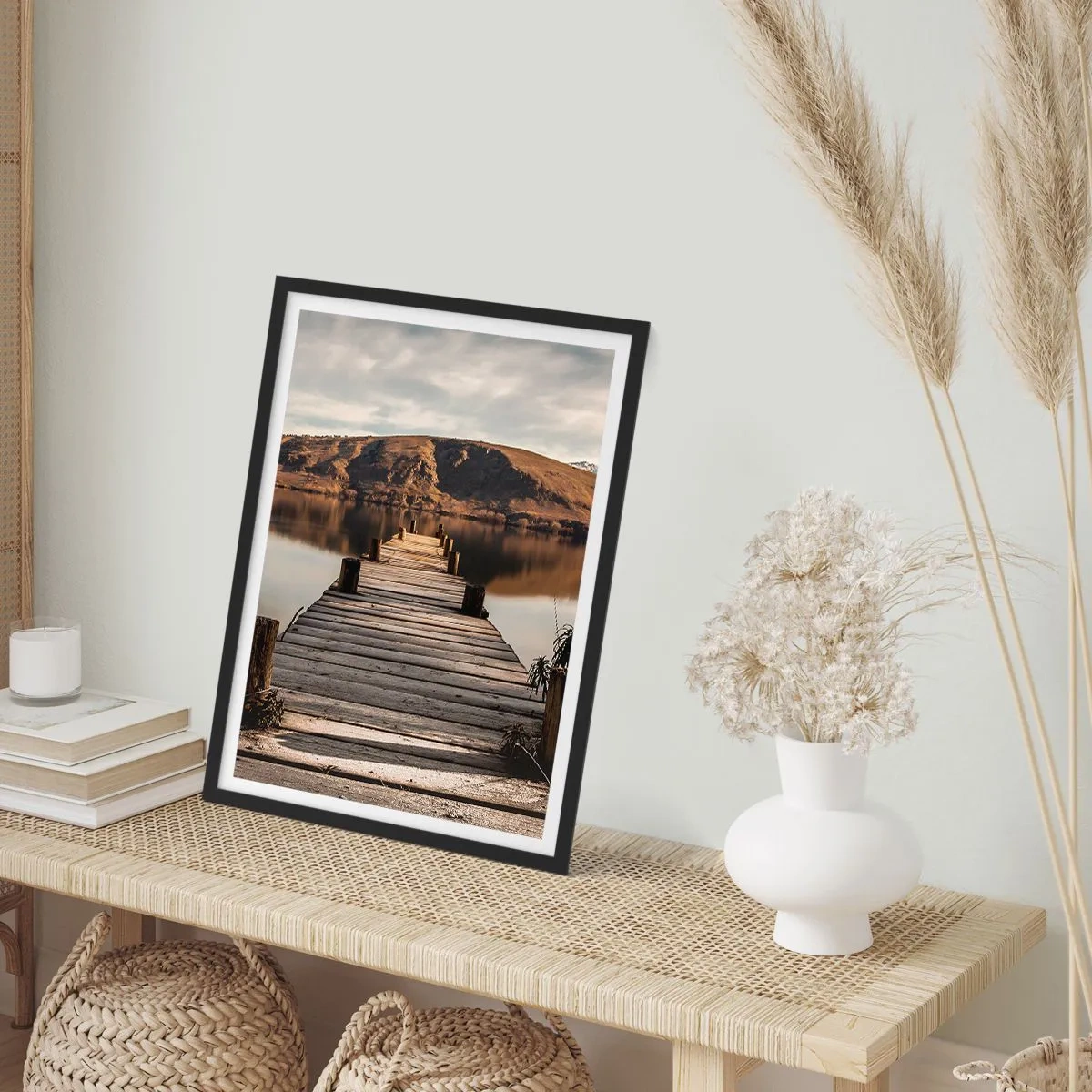 Plakat w czarnej ramie - Drewniany pomost prowadzący na spokojne jezioro z górskim tłem - 50x70cm - Pejzaż w ciszy - Nowoczesna dekoracja ścienna do salonu i sypialni ARTTOR