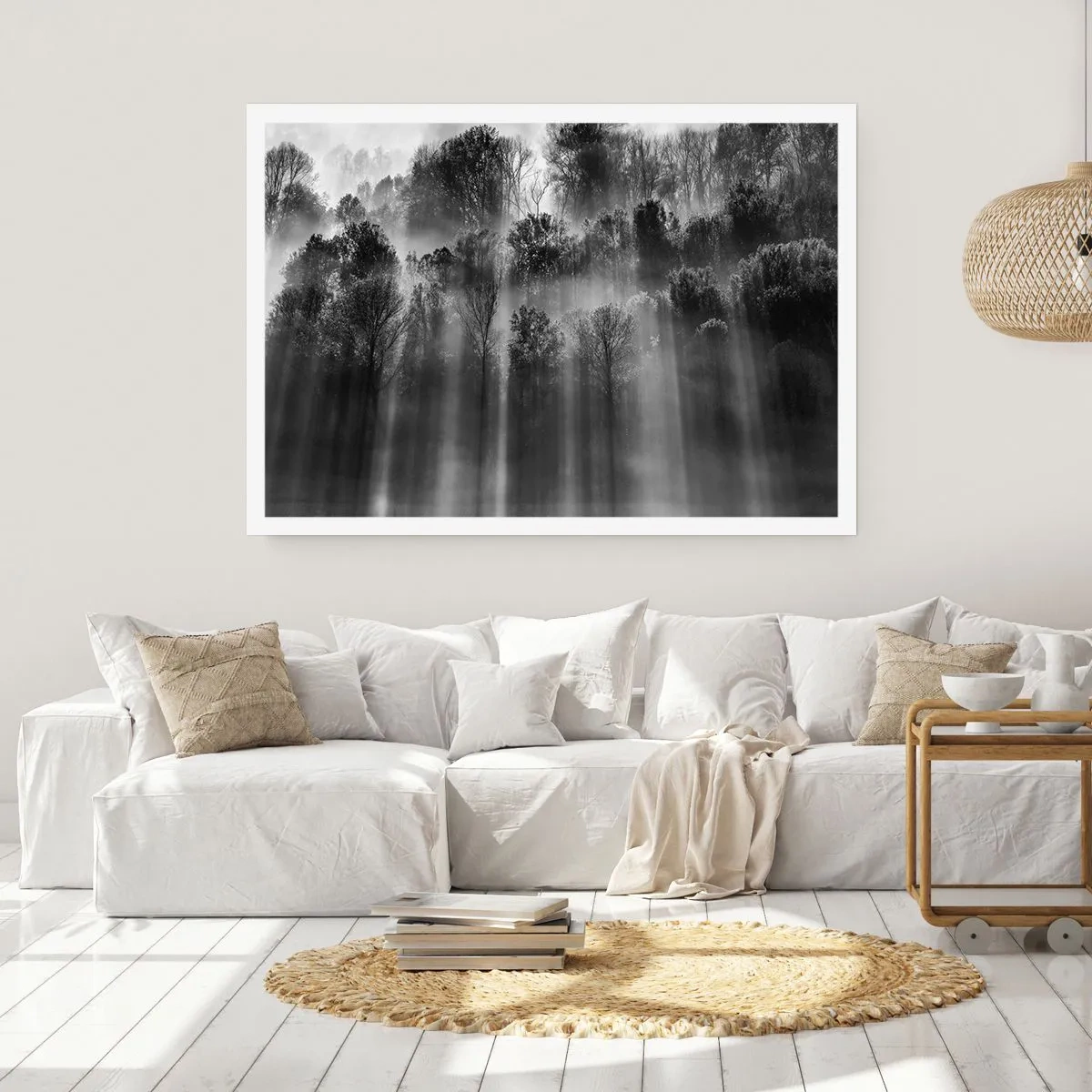 Plakat - Czarno-biały las w promieniach porannego światła - 100x70cm - W strumieniach światła - Nowoczesna dekoracja ścienna do salonu i sypialni ARTTOR