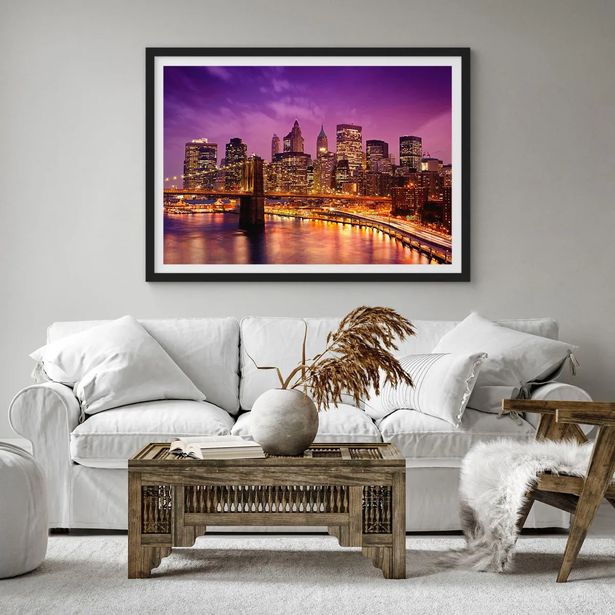 Plakat w czarnej ramie - Panorama miasta z mostem w świetle wieczornych świateł na tle fioletowego nieba - 70x50cm - Fioletowo-złoty Manhathann - Nowoczesna dekoracja ścienna do salonu i sypialni ARTTOR