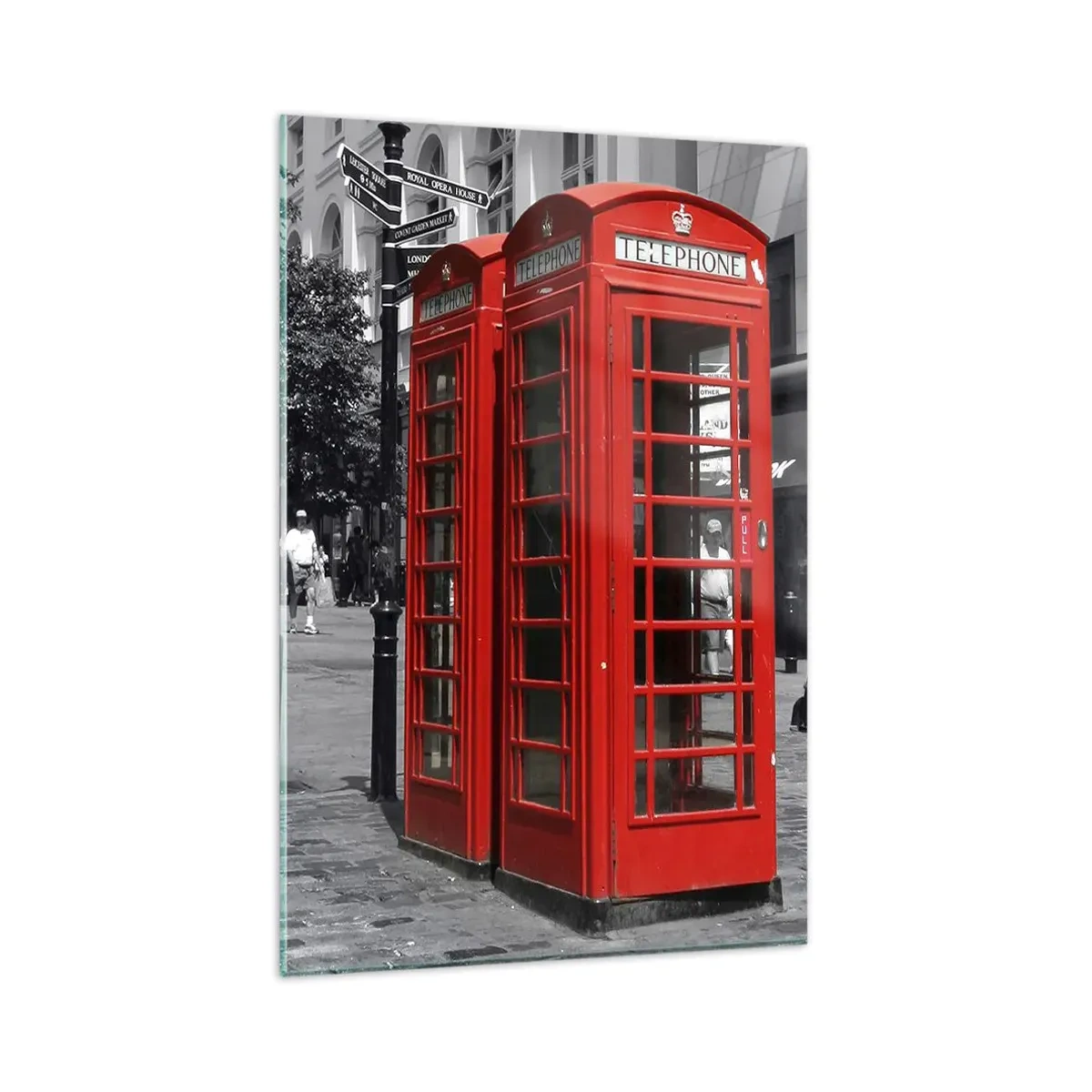 Obraz na szkle - Czerwone budki telefoniczne na tle czarno-białej miejskiej scenerii. - 80x120cm - Czerwone budki telefoniczne - Nowoczesna dekoracja ścienna do salonu i sypialni ARTTOR