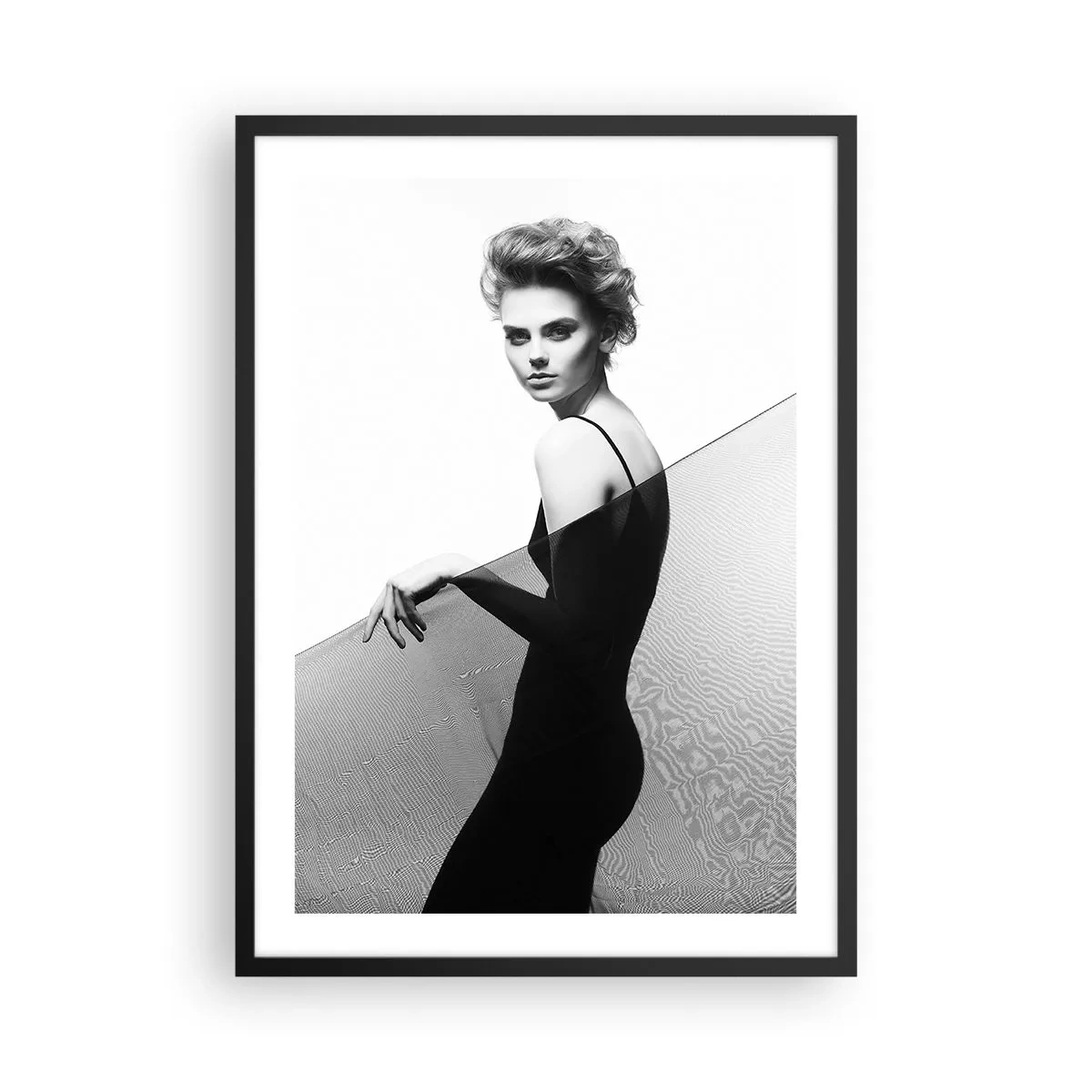 Plakat w czarnej ramie - Kobieta w czarnej sukni na tle pustynnego krajobrazu - 50x70cm - Magnetyczne spojrzenie - Nowoczesna dekoracja ścienna do salonu i sypialni ARTTOR