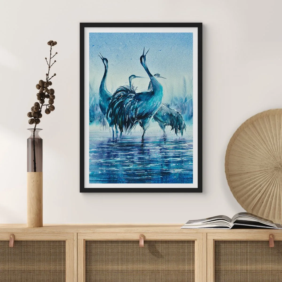 Plakat w czarnej ramie - Nastrojowy obraz żurawi w błękitnym pejzażu wodnym - 50x70cm - Poranne spotkanie - Nowoczesna dekoracja ścienna do salonu i sypialni ARTTOR