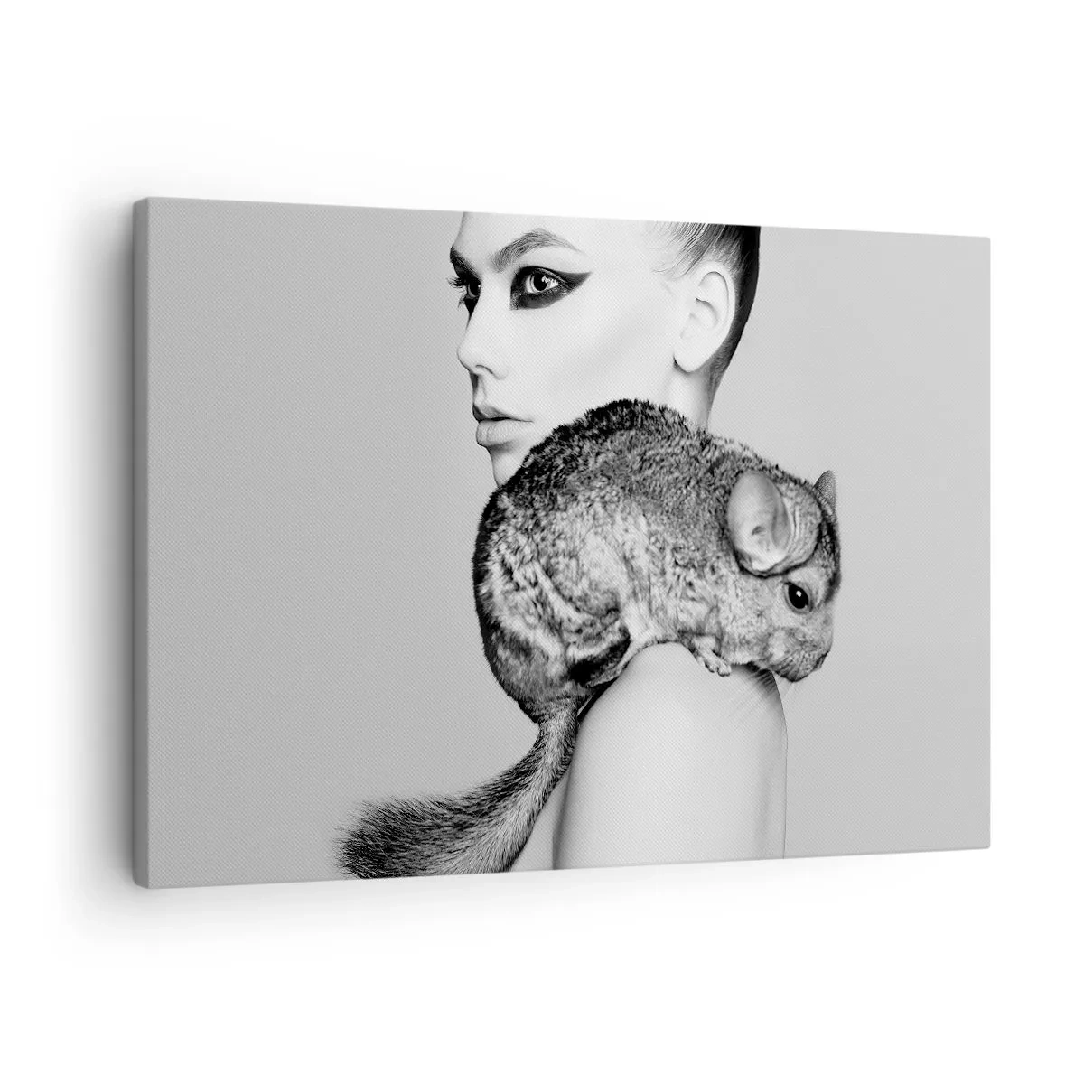 Obraz na płótnie - Stylizowana kobieta z szynszylą w eleganckiej czarno-białej kompozycji - 70x50cm - Dama z szynszylą - Nowoczesna dekoracja ścienna do salonu i sypialni ARTTOR