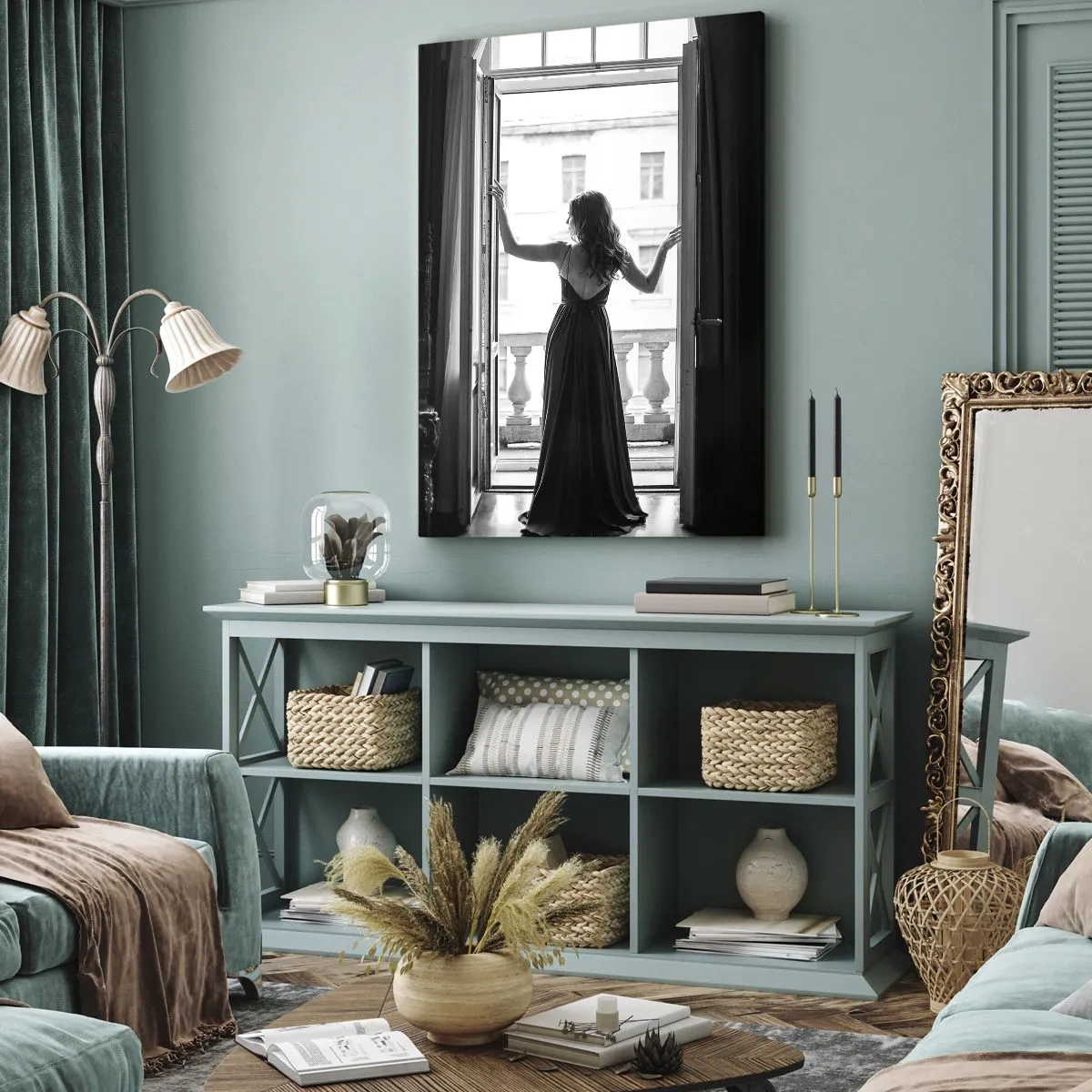 Obraz na płótnie - Kobieta w długiej sukni stojąca przy otwartym oknie - 70x100cm - W wielkim stylu - Nowoczesna dekoracja ścienna do salonu i sypialni ARTTOR