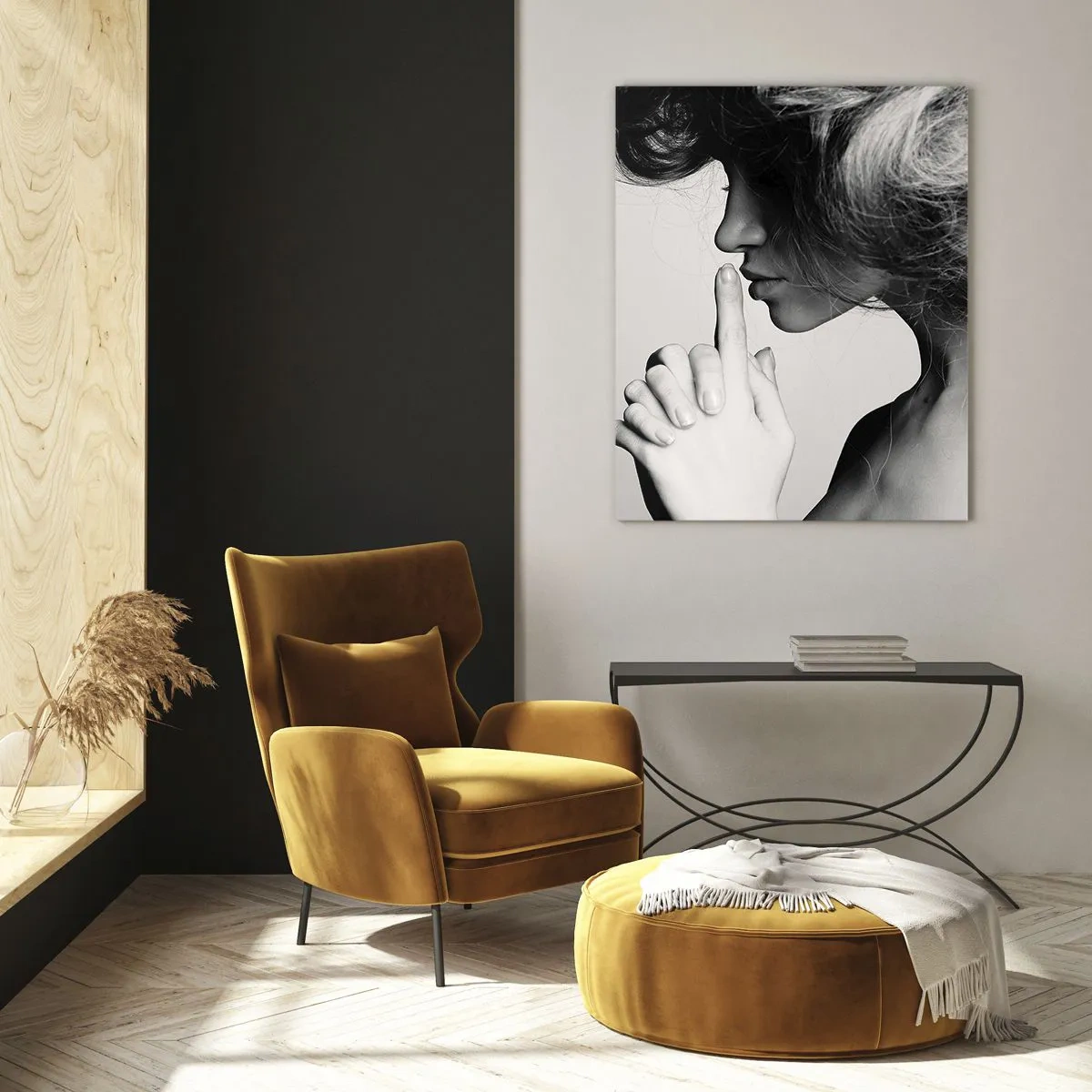 Obraz na szkle - Kobieta w czarno-białej fotografii z gestem ciszy - 50x70cm - Zasłuchana w sobie - Nowoczesna dekoracja ścienna do salonu, kuchni i sypialni ARTTOR