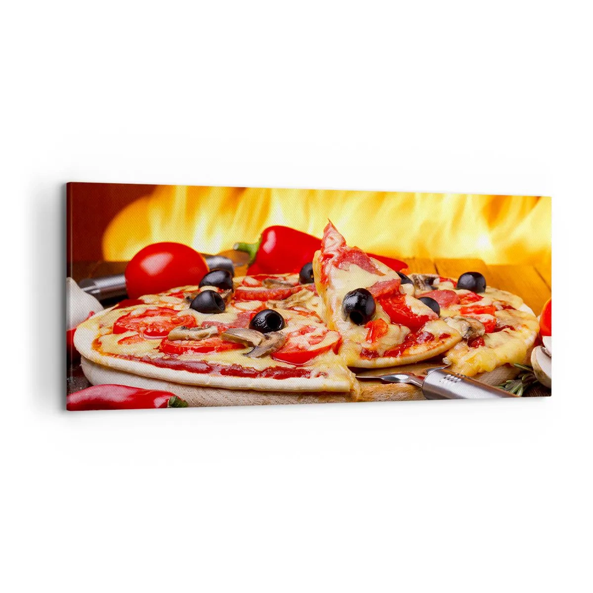 Obraz na płótnie - Pizza z oliwkami, pomidorami i papryką na tle płomieni - 120x50cm - From Italy with love - Nowoczesna dekoracja ścienna do salonu i sypialni ARTTOR