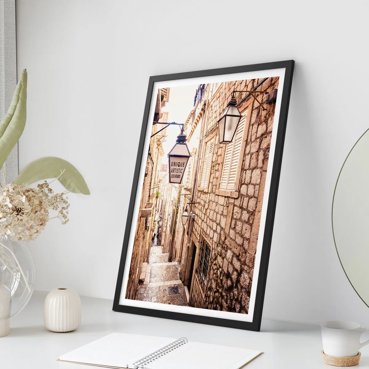 Plakat w czarnej ramie - Urokliwa kamienna uliczka z latarniami i schodami - 50x70cm - Urokliwy zaułek - Nowoczesna dekoracja ścienna do salonu i sypialni ARTTOR