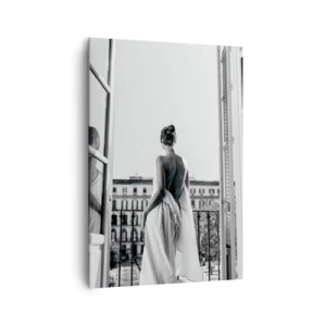 Obraz na płótnie - Kobieta w białej sukni stojąca na balkonie z widokiem na miasto - 70x100cm - Przebudzenie zmysłów - Nowoczesna dekoracja ścienna do salonu i sypialni ARTTOR