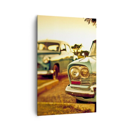 Obraz na płótnie - Klasyczne samochody w ciepłym świetle zachodu - 80x120cm - Poczekamy, zobaczymy - Nowoczesna dekoracja ścienna do salonu i sypialni ARTTOR