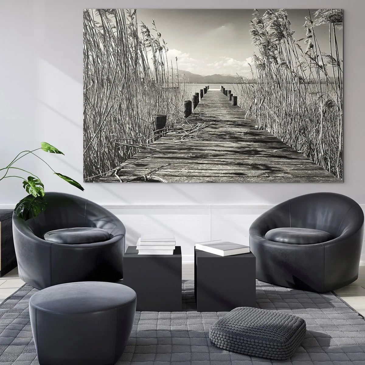 Obraz na szkle - Drewniany pomost prowadzący przez trawy nad spokojnym jeziorem - 70x50cm - W zaciszu traw - Nowoczesna dekoracja ścienna do salonu i sypialni ARTTOR