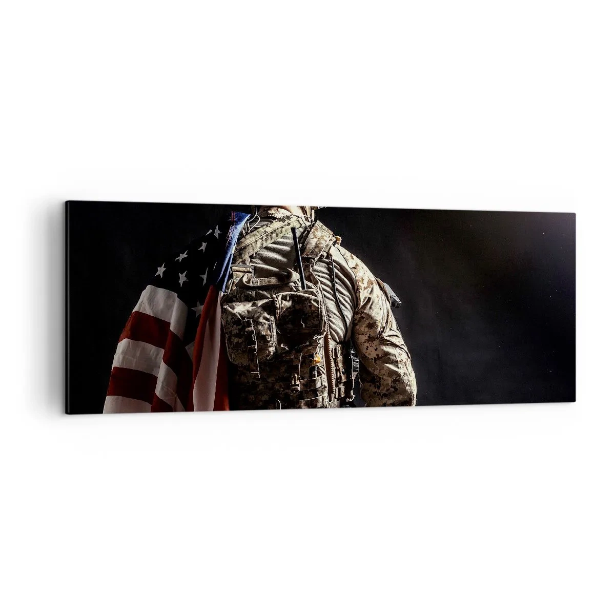 Obraz na płótnie - Żołnierz w mundurze z flagą na tle ciemności - 140x50cm - Właśnie dlatego - Nowoczesna dekoracja ścienna do salonu i sypialni ARTTOR