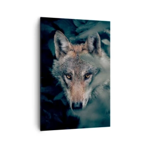 Obraz na płótnie - Wilk w naturalnym otoczeniu, spoglądający z głębi lasu - 70x100cm - Łowca - Nowoczesna dekoracja ścienna do salonu i sypialni ARTTOR