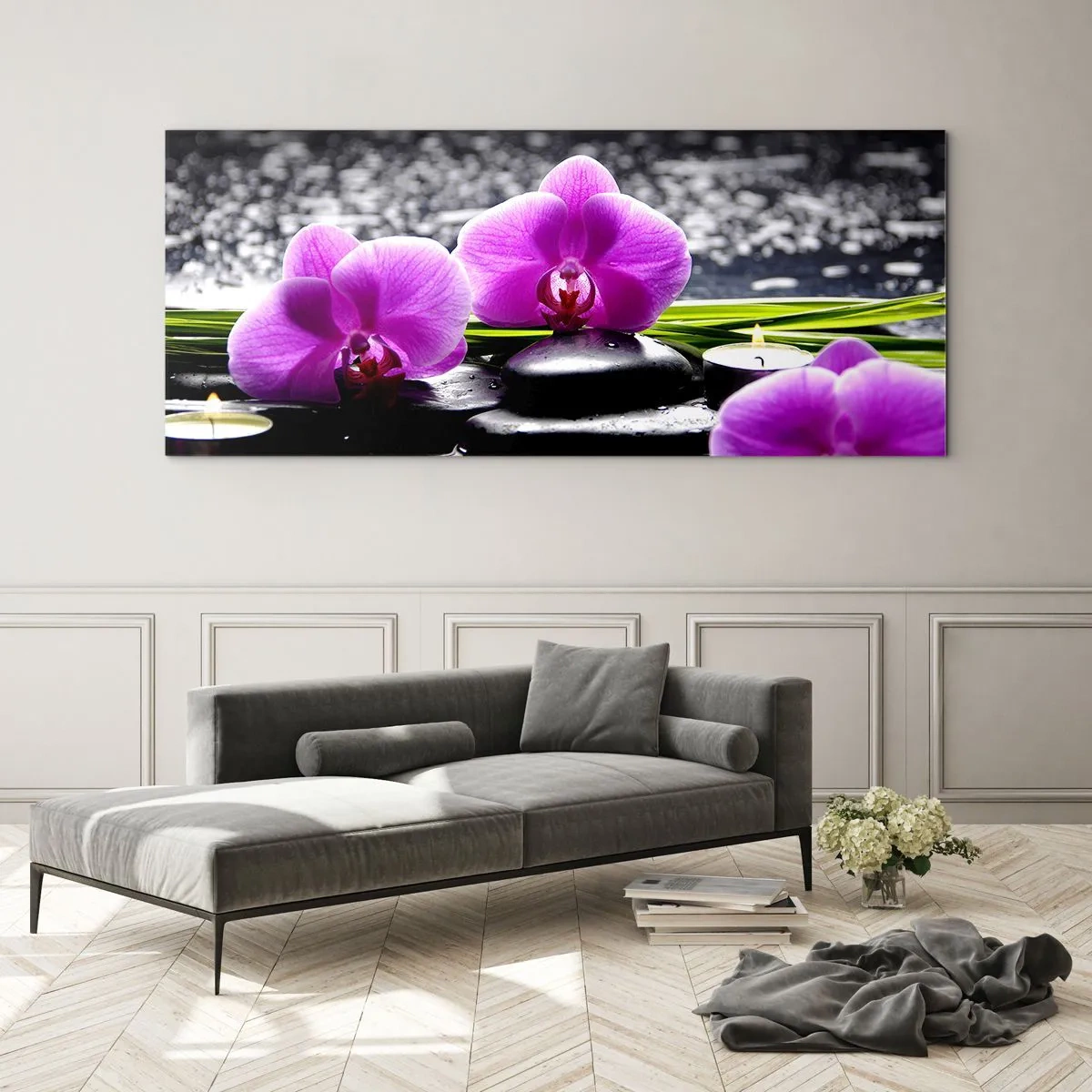 Obraz na szkle - Fioletowe orchidee na tle kamieni i świeczek w relaksacyjnej scenerii - 140x50cm - Utonąć w ciszy i spokoju - Nowoczesna dekoracja ścienna do salonu i sypialni ARTTOR