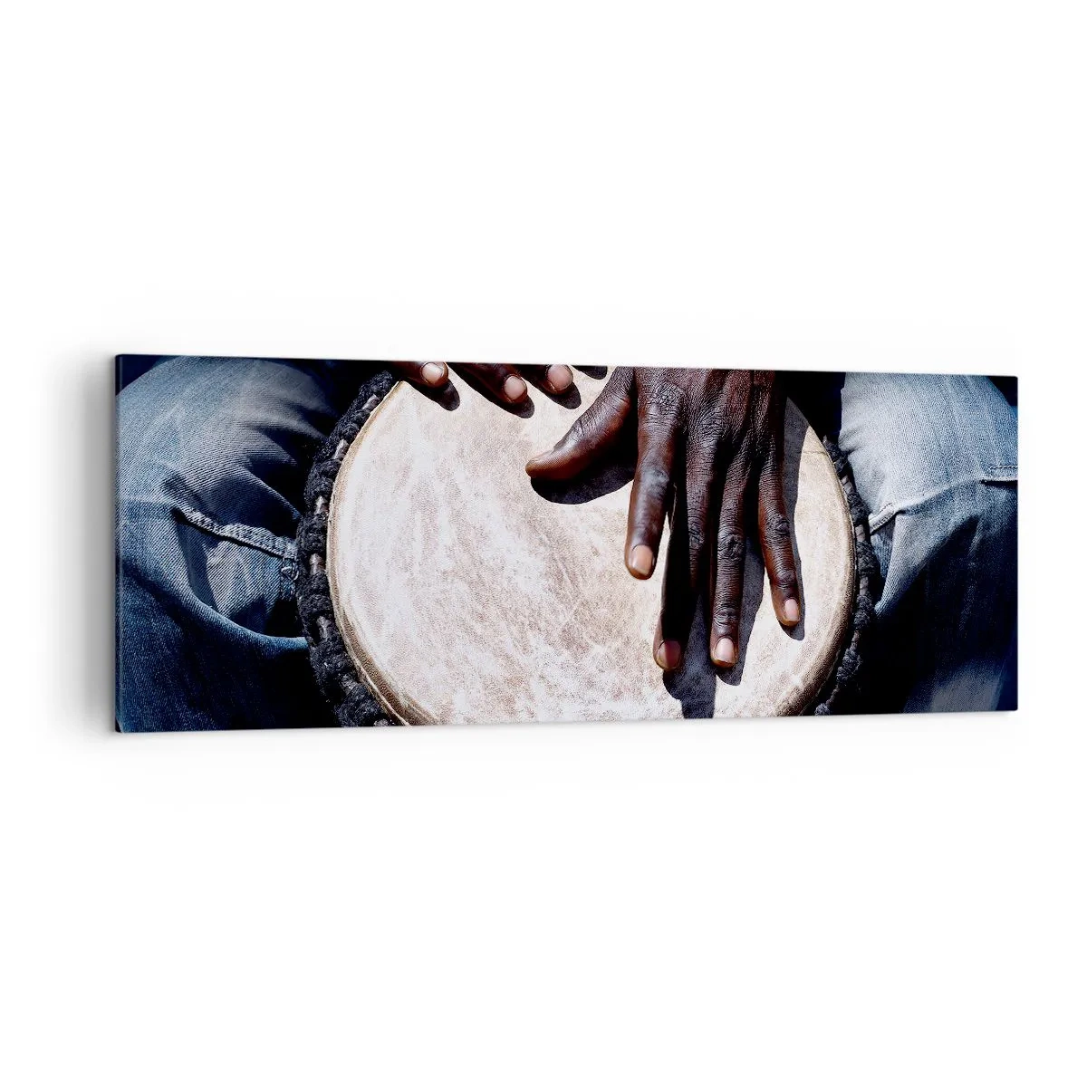 Obraz na płótnie - Ręce grające na bębnie djembe w dynamicznej kompozycji - 140x50cm - Żyj w swoim rytmie - Nowoczesna dekoracja ścienna do salonu i sypialni ARTTOR
