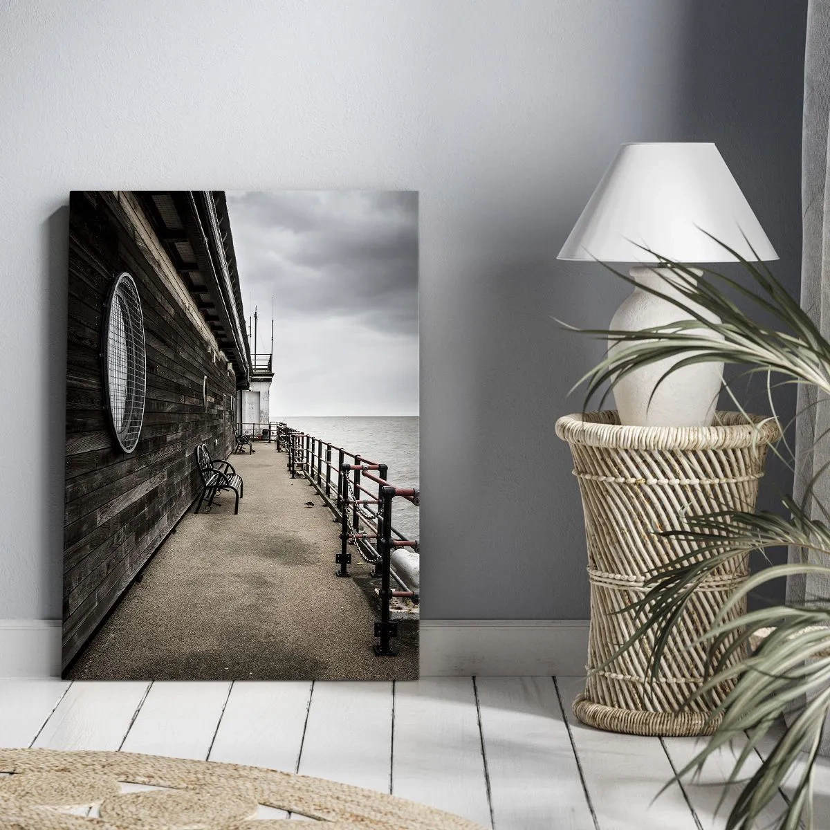 Obraz na płótnie - Drewniane nabrzeże z ławkami i widokiem na morze w pochmurny dzień - 50x70cm - Czas zatrzymany - Nowoczesna dekoracja ścienna do salonu, kuchni i sypialni ARTTOR