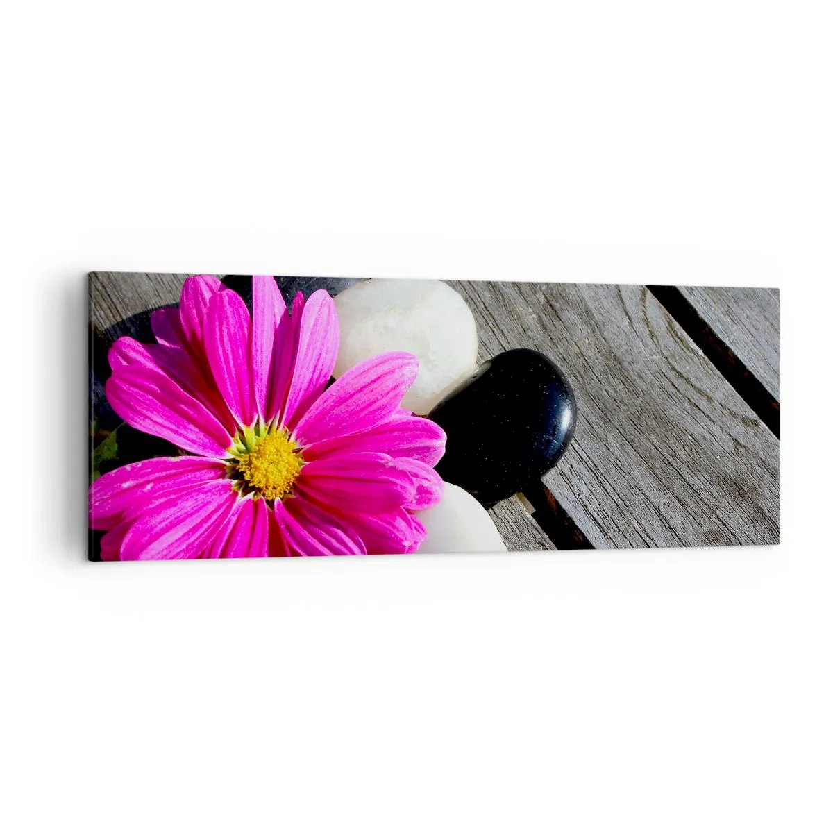 Obraz na płótnie - Różowy kwiat na tle drewnianych desek z kamieniami - 140x50cm - Odpoczynek na pomoście - Nowoczesna dekoracja ścienna do salonu i sypialni ARTTOR