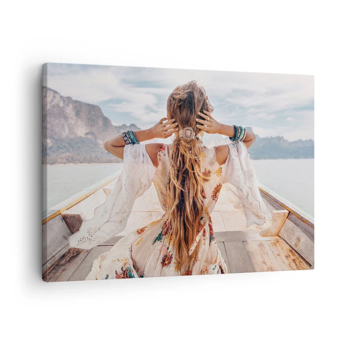 Obraz na płótnie - Kobieta na łodzi z widokiem na góry i wodę, w stylu boho - 70x50cm - W drodze ku szczęściu - Nowoczesna dekoracja ścienna do salonu i sypialni ARTTOR