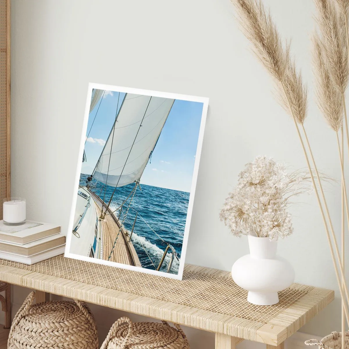 Plakat - Żaglówka na pełnym morzu w słoneczny dzień - 50x70cm - Ahoj, przygodo - Nowoczesna dekoracja ścienna do salonu, kuchni i sypialni ARTTOR