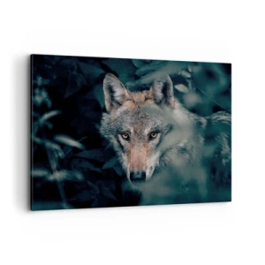 Obraz na płótnie - Wilk w naturalnym otoczeniu, spoglądający z głębi lasu - 100x70cm - Łowca - Nowoczesna dekoracja ścienna do salonu, kuchni i sypialni ARTTOR