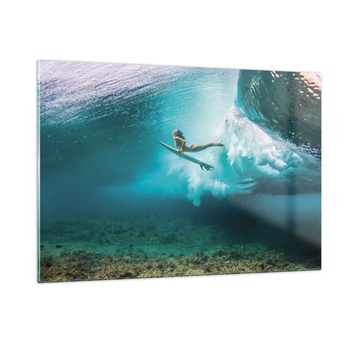 Obraz na szkle - Surferka pod wodą wśród fal z deską surfingową - 120x80cm - Podwodny świat - Nowoczesna dekoracja ścienna do salonu, kuchni i sypialni ARTTOR