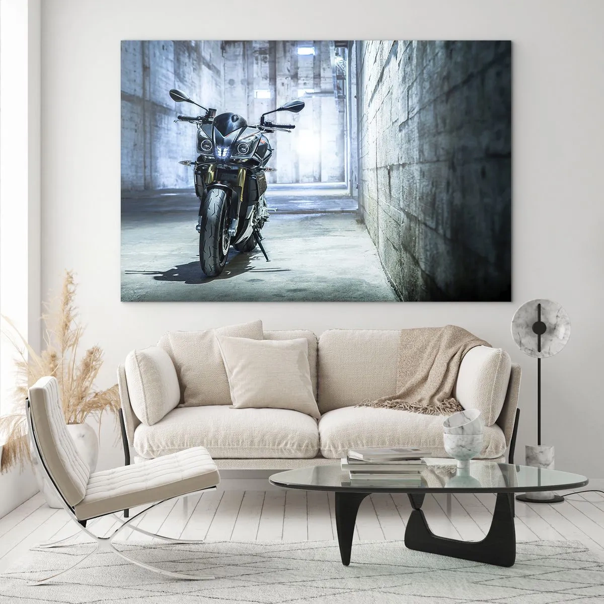 Obraz na szkle - Motocykl w industrialnym wnętrzu z betonowymi ścianami - 70x50cm - Zanim zawyje silnik - Nowoczesna dekoracja ścienna do salonu i sypialni ARTTOR
