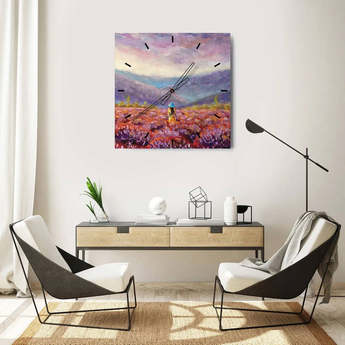 Zegar ścienny - Kobieta w kapeluszu spacerująca po polu lawendy - 30x30cm - W lawendowym świecie - Nowoczesna dekoracja ścienna do salonu i sypialni ARTTOR