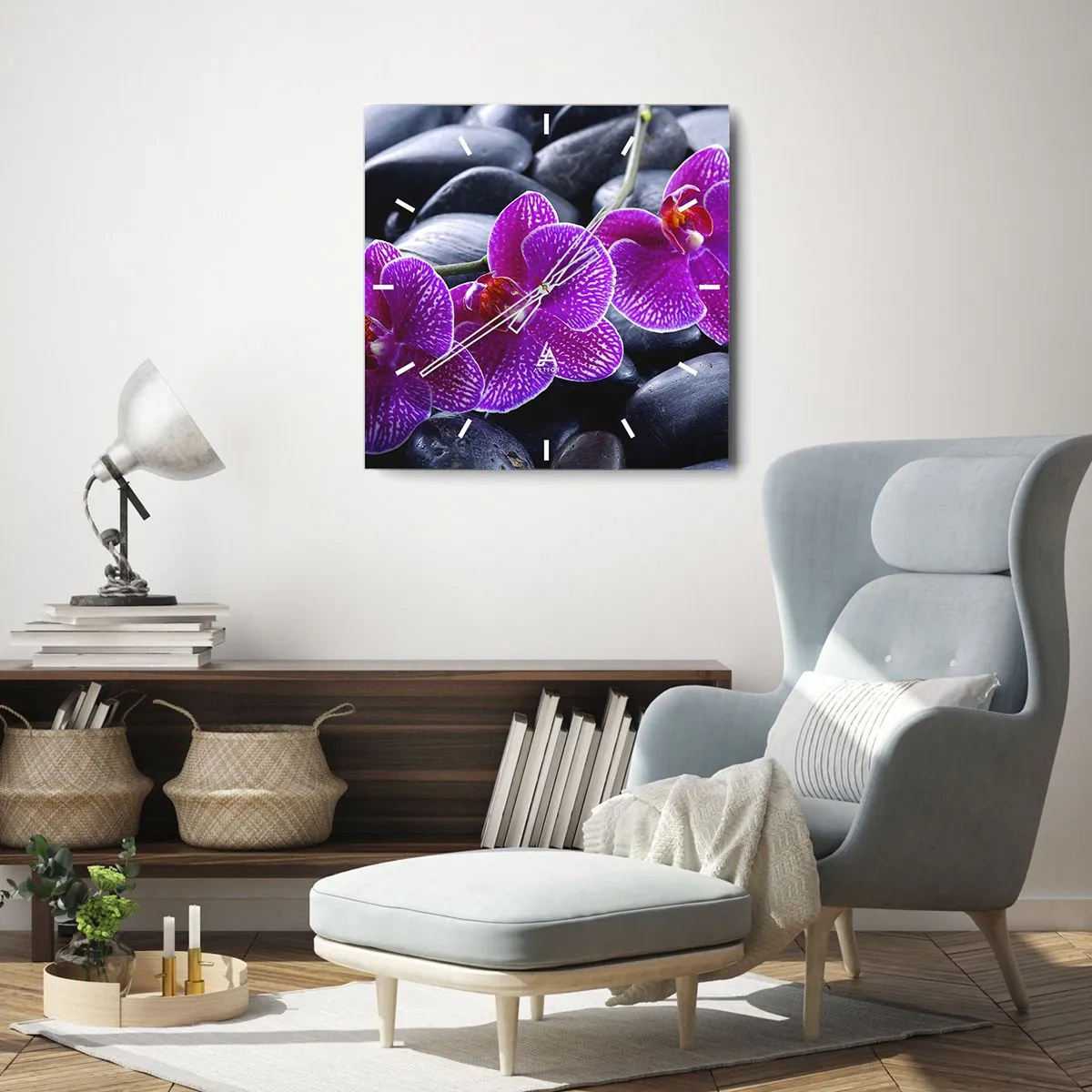Zegar ścienny - Fioletowe orchidee na tle czarnych kamieni - 30x30cm - Kamienie pojaśniały z zachwytu - Nowoczesna dekoracja ścienna do salonu i sypialni ARTTOR