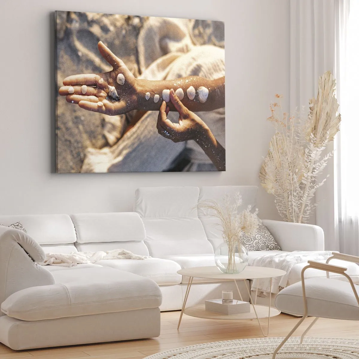 Obraz na płótnie - Dłonie z ułożonymi muszlami na tle piasku - 70x50cm - Piękno w zasięgu ręki - Nowoczesna dekoracja ścienna do salonu i sypialni ARTTOR