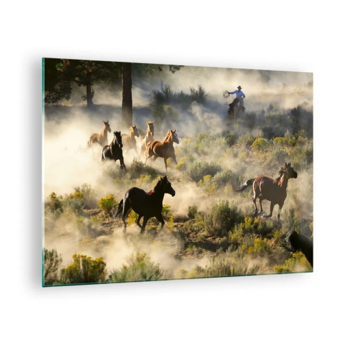 Obraz na szkle - Stado koni w galopie wśród kurzu i kowboja na tle natury - 70x50cm - Rywalizacja - wolność czy męska siła? - Nowoczesna dekoracja ścienna do salonu i sypialni ARTTOR