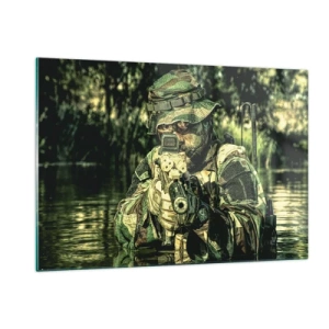 Obraz na szkle - Żołnierz w pełnym kamuflażu celujący przez wizjer w wodnym otoczeniu - 120x80cm - Najlepszy z najlepszych - Nowoczesna dekoracja ścienna do salonu, kuchni i sypialni ARTTOR