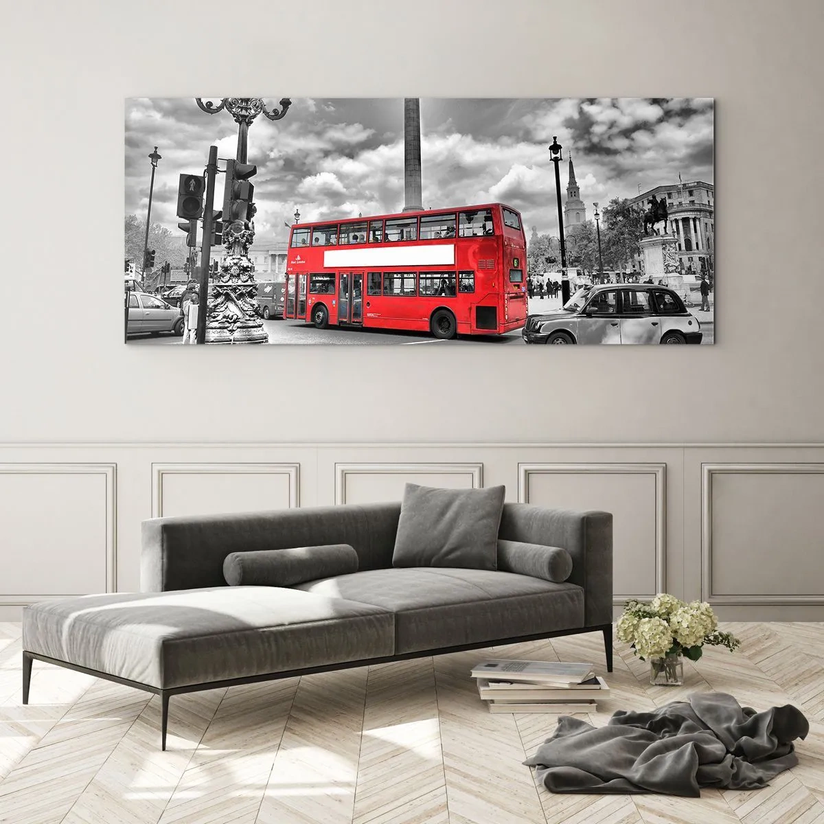 Obraz na szkle - Czerwony piętrowy autobus na tle czarno-białego miasta - 160x50cm - Prawdziwy krwioobieg miasta - Nowoczesna dekoracja ścienna do salonu i sypialni ARTTOR