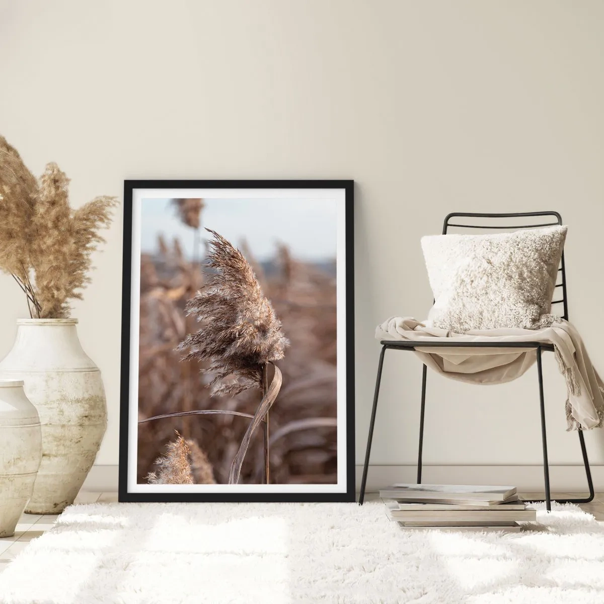 Plakat w czarnej ramie - Zbliżenie na suchą trzcinę w naturalnych odcieniach na tle nieba - 50x70cm - Czas odlecieć z wiatrem - Nowoczesna dekoracja ścienna do salonu i sypialni ARTTOR