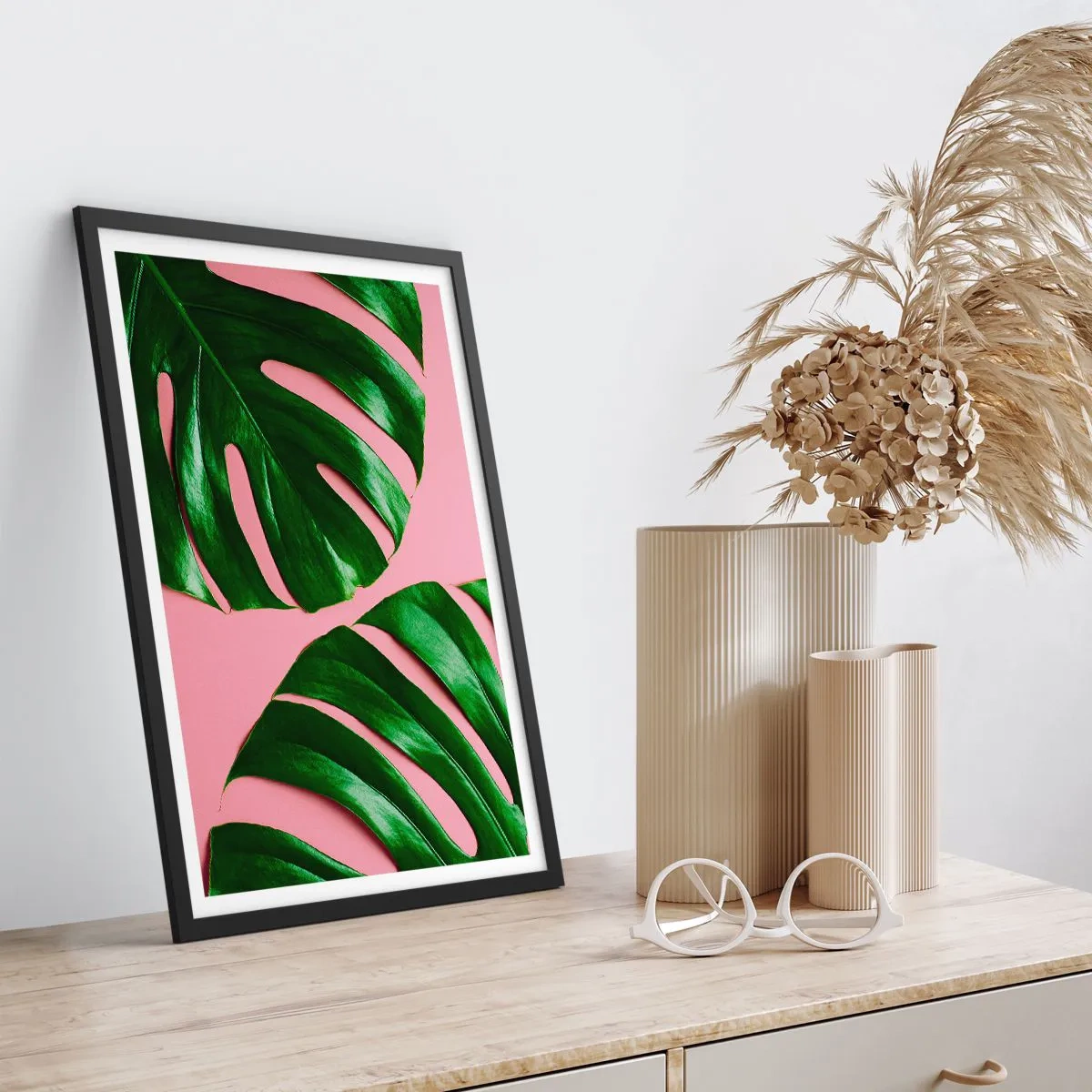Plakat w czarnej ramie - Liście monstery na różowym tle w stylu minimalistycznym - 50x70cm - Zielone rendez-vous - Nowoczesna dekoracja ścienna do salonu i sypialni ARTTOR