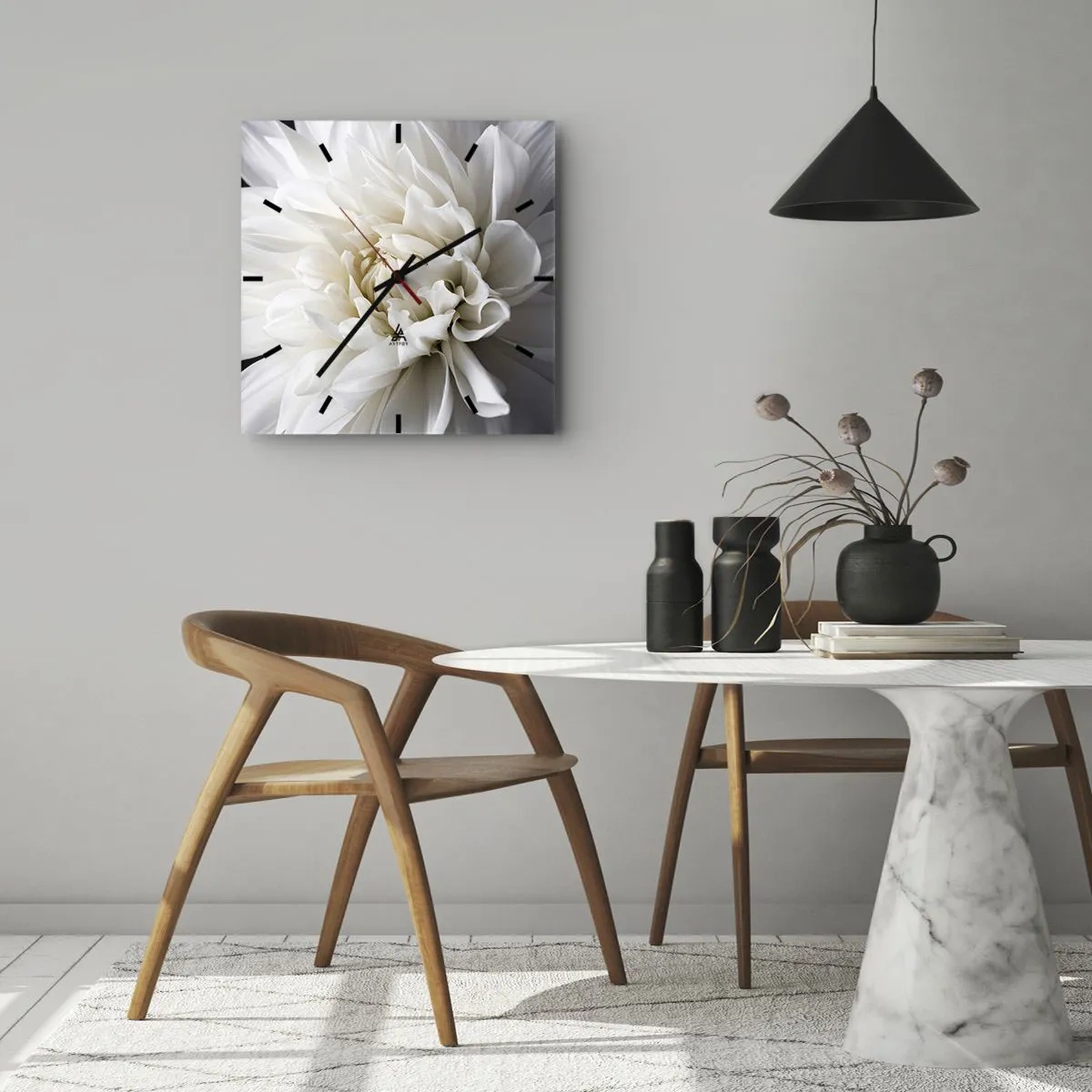 Zegar ścienny - Delikatny biały kwiat na czarnym tle w eleganckiej kompozycji - 30x30cm - Poranek Panny Młodej - Nowoczesna dekoracja ścienna do salonu i sypialni ARTTOR