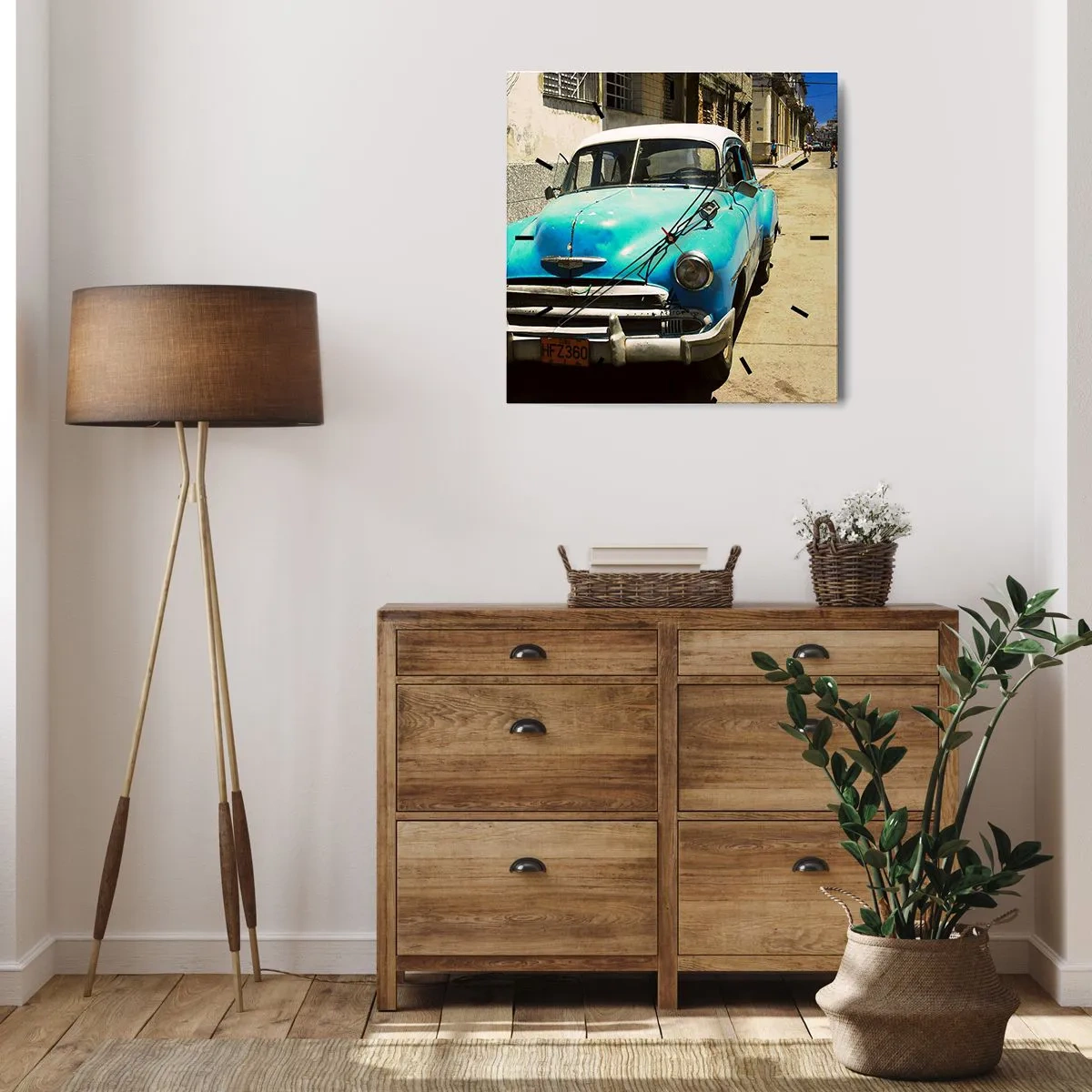 Zegar ścienny - Niebieski klasyczny samochód na ulicy w słoneczny dzień - 30x30cm - Evviva Cuba! - Nowoczesna dekoracja ścienna do salonu i sypialni ARTTOR