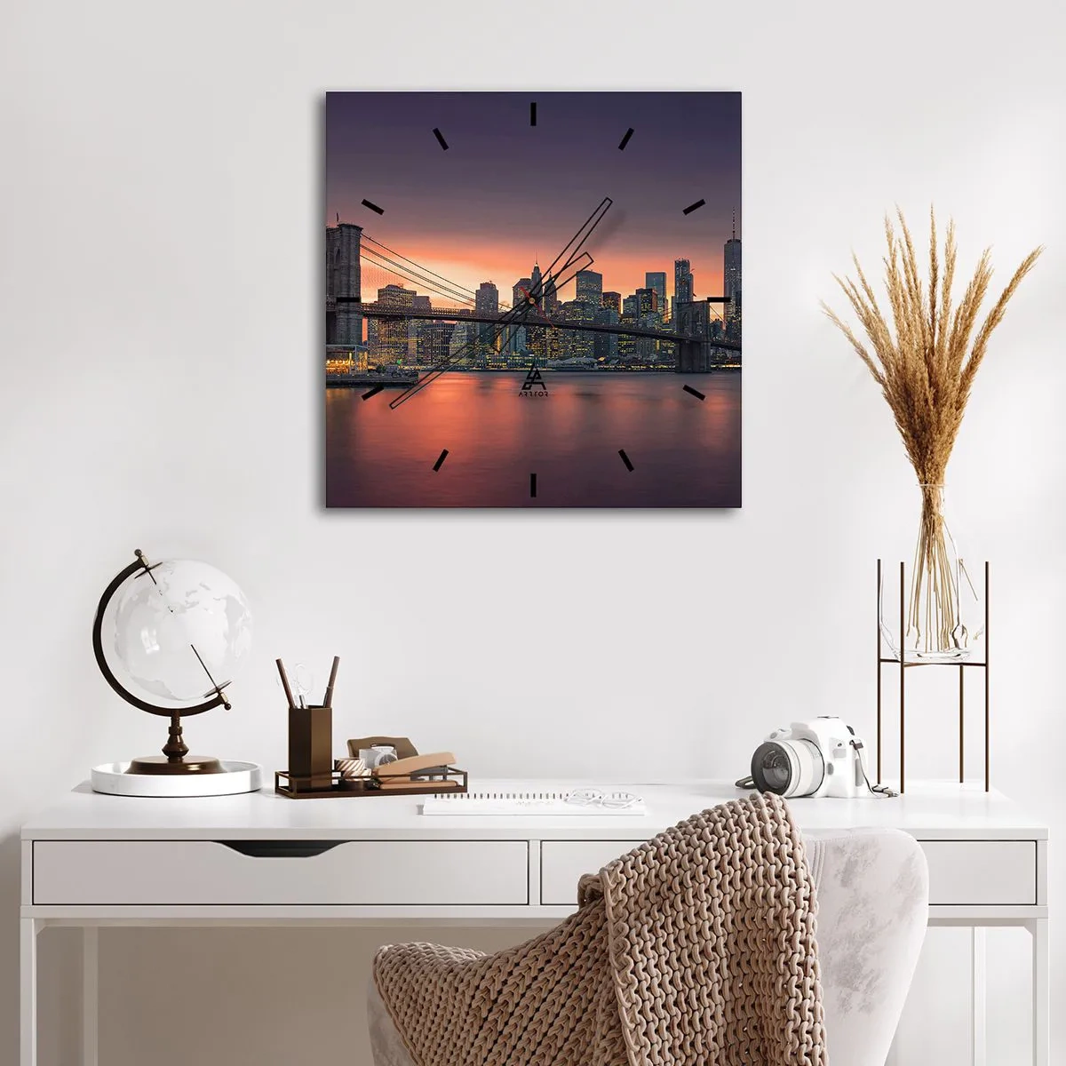 Zegar ścienny - Nocna panorama miasta z mostem i podświetlonym niebem - 30x30cm - Zatopione w liliowej ciszy - Nowoczesna dekoracja ścienna do salonu i sypialni ARTTOR