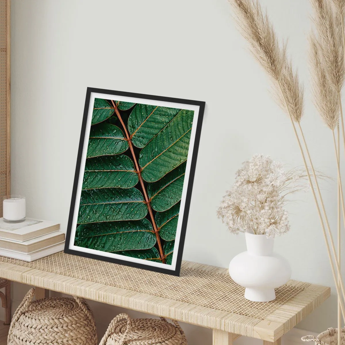 Plakat w czarnej ramie - Liście z kroplami wody tworzące harmonijną kompozycję - 50x70cm - W zielonym rytmie - Nowoczesna dekoracja ścienna do salonu i sypialni ARTTOR